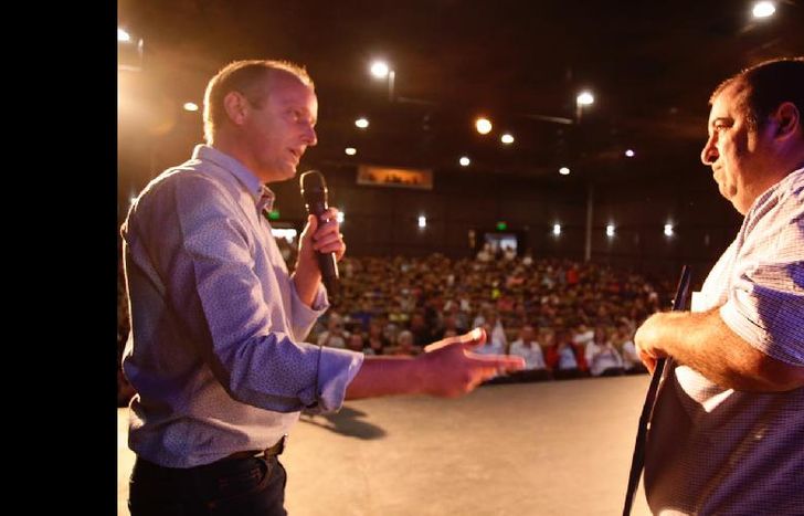 el intendente y salvetti, en el escenario, ante cientos de vecinos, alumnos y docentes.
