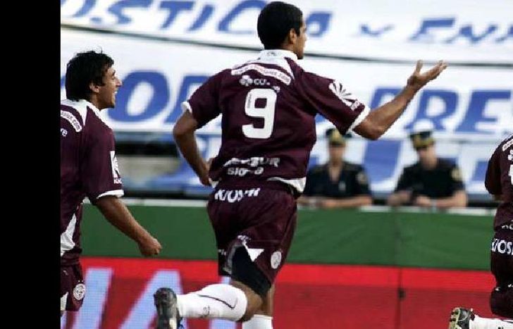 Lagos y Sand, en el festejo Granate del Apertura 2008, uno de los últimos triunfos en Liniers.