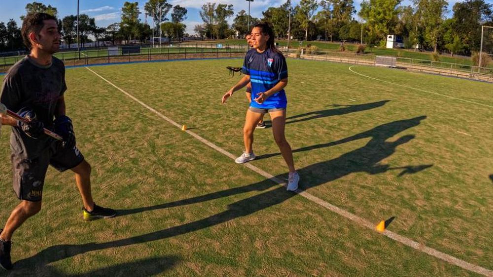 Las clases de Lacrosse se dictan en el Parque Eva Perón.