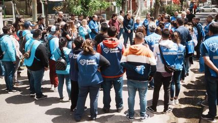 Junto a profesionales de salud recorrieron el barrio para evitar que el dengue crezca en las casas.