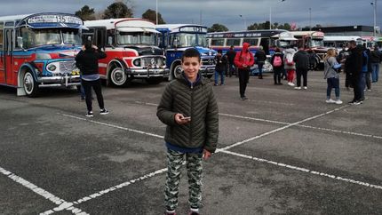 Va a las exposiciones de colectivos para crear contenido para su canal de YouTube.