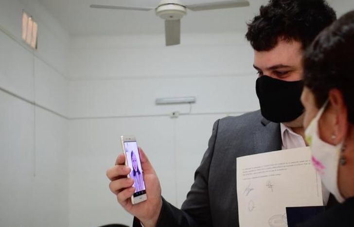 Los recién casados, por videollamada.