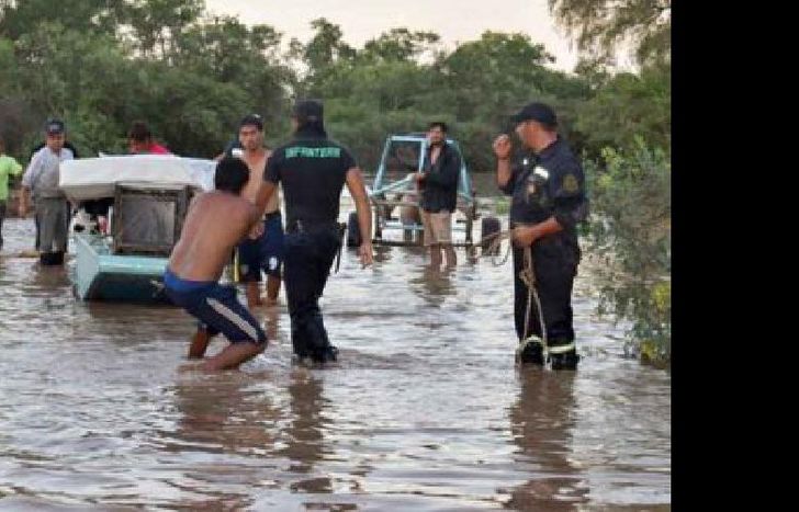 La crecida del río perjudica a varias comunidades de la provincia de salta.