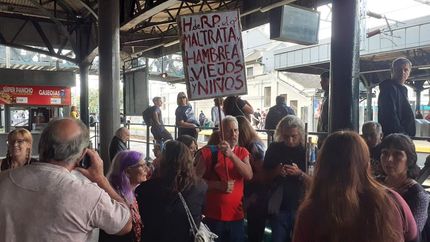 En la estación de Lomas se juntaron jubilados, vecinos e hinchas.