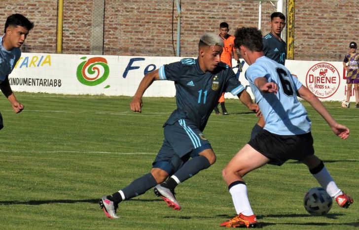 Diego Barros encara a Agustín Calamante.