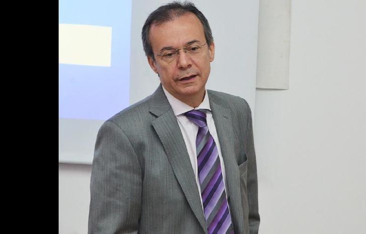 Si nos dolarizamos seguiremos teniendo los problemas de siempre, afirmó.