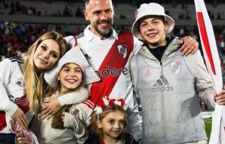 Micho, Eva y sus tres hijos.