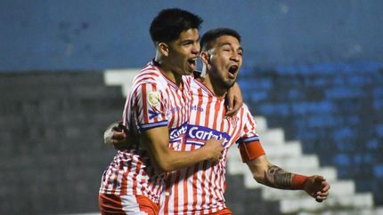 Córdoba festeja el agónico gol ante Fénix.