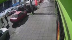 Una cámara de seguridad captó al auto huyendo y a la familia corriendo detrás.