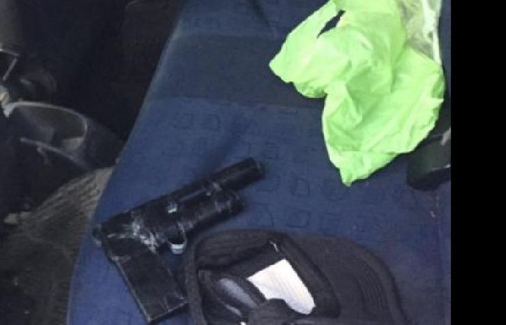 en el interior del auto tenía tres armas tumberas.