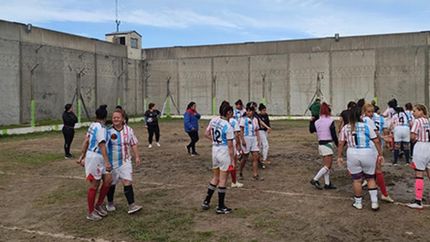 Fomentando el deporte entre las internas.