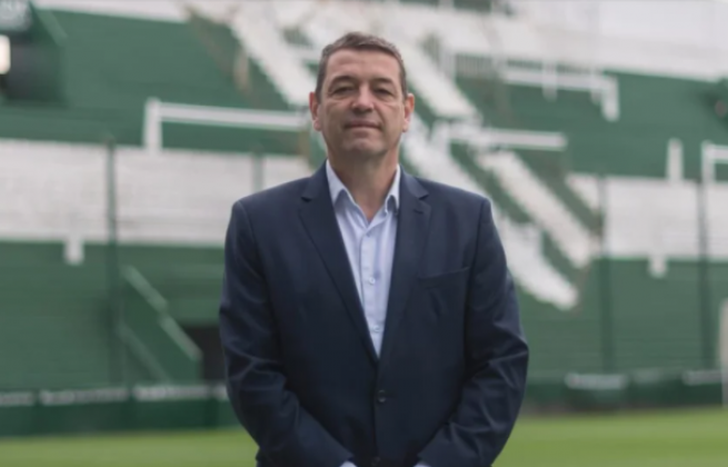 Oscar Tucker, vice de Banfield, destrozó a Jorge Ameal.