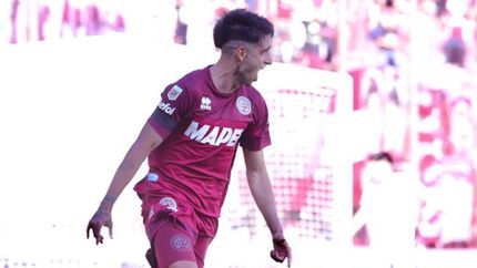 Di Plácido festeja su gol.