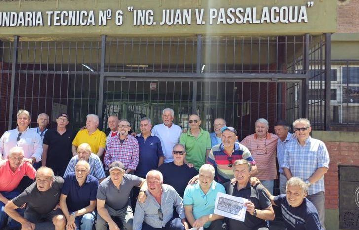 Un grupo de egresados de la promocion 1974 se hizo presente en la escuela. Una jornada a pura emoción.
