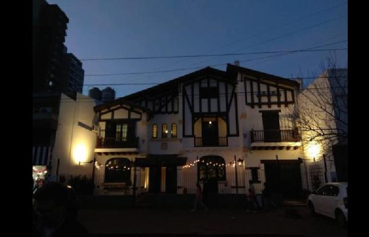 un espacio antiguo que fue refaccionado para poder crear este bar cultural.