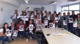 Los participantes llevaron fotos de vecinos y militantes desaparecidos.