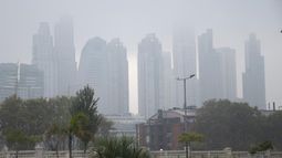 Un humo y un intenso olor a quemado se sienten desde hace unos días en el AMBA.