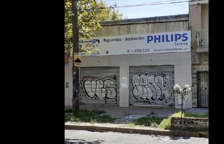 Dejó un cartel en su local con su teléfono.