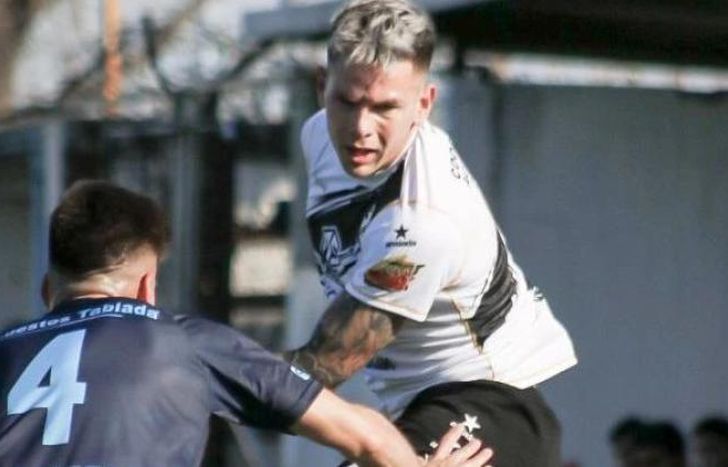 Giménez y Di Motta en busca de la pelota.