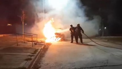 El auto apareció prendido fuego el jueves por la noche. El auto apareció prendido fuego el jueves por la noche.