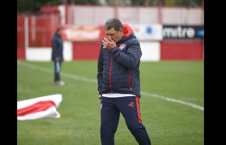 Para darle más juego al equipo, el DT sacará un delantero.