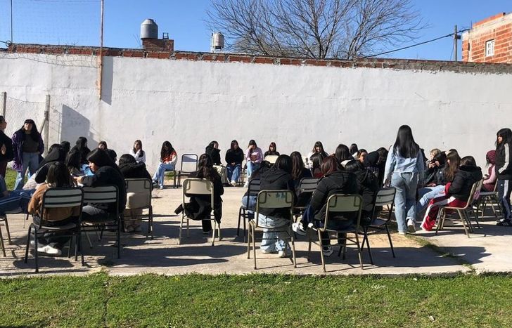 En cada uno de los talleres entregan copas menstruales.