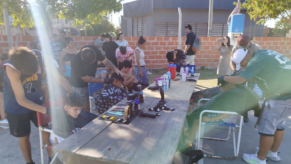 Los peluqueros solidarios recorren instituciones de distintos barrios de Lomas.