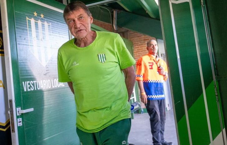 Falcioni comienza a ensamblar las piezas.