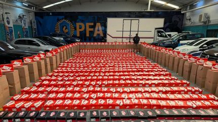 Incautaron una gran cantidad de cajas con mercadería de contrabando. Incautaron una gran cantidad de cajas con mercadería de contrabando.