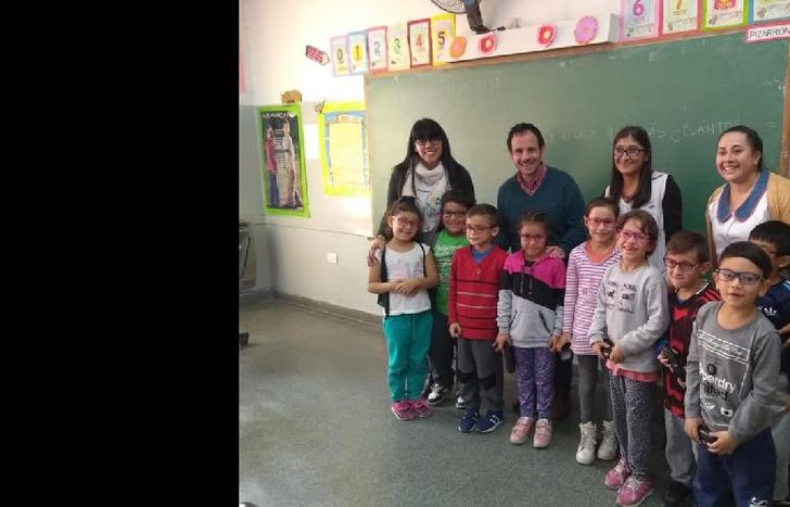 en la primaria Nº53 de santa marta se entregaron 50 pares de anteojos.