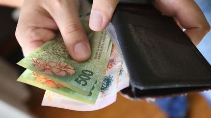 Los salarios de los trabajadores en blanco cayeron por debajo de la línea de la pobreza por la altísima inflación de los últimos meses.