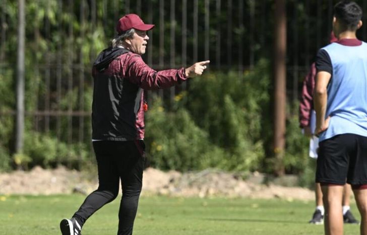 Zielinski prepara el equipo.