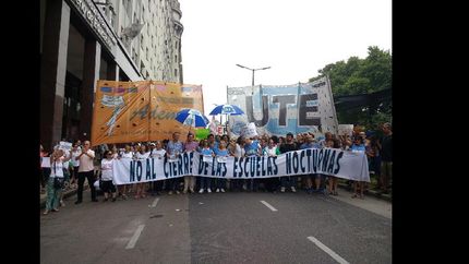 Fuerte reclamo en las calles por los chicos que se quedarán sin escuela nocturna.