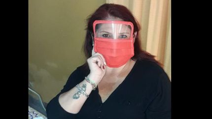 los barbijos que hace Andrea Cuevas cuentan con protección para ojos, nariz y boca.