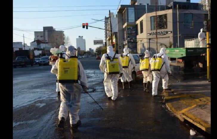 siguen los operativos de desinfección en las calles de Lomas.