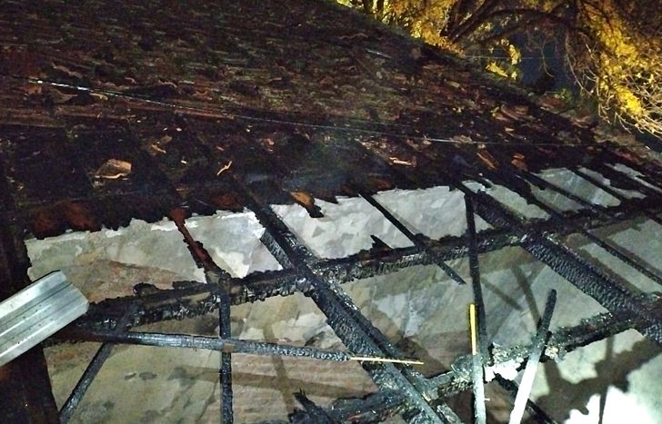 Así quedó el techo de una casa tras el incendio.
