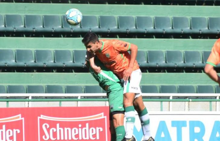 Uno de los intentos aéreos de Banfield que no prosperó.