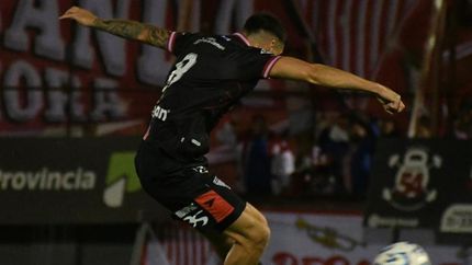 Parte el zurdazo al ángulo derecho. Parte el zurdazo al ángulo derecho.