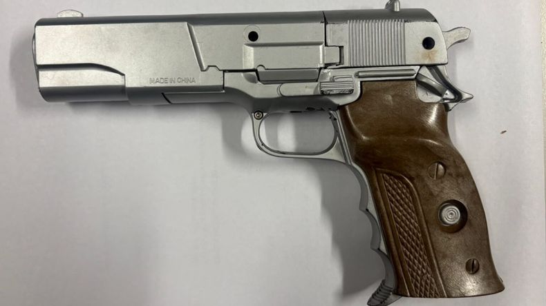 Arma incautada al menor buscado en Lomas.