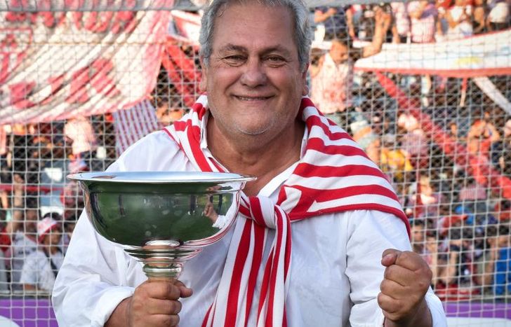Daniel Molinari, con la copa en la mano y la felicidad del ascenso de Los Andes.