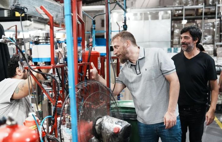 Federico Otermín visitó la empresa Jeluz, dedicada a la fabricación de insumos eléctricos.