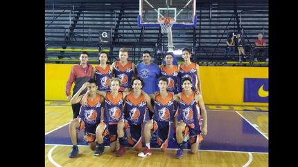 a fuerza de sacrificio, gimnasia y esgrima se codea con los poderosos