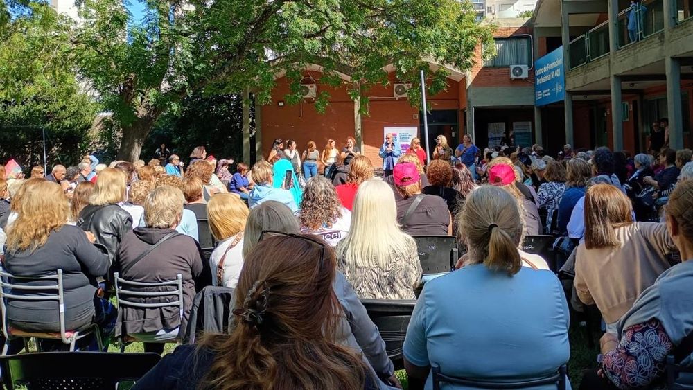 La charla se hizo en la sede de la Agencia de Personas Mayores de Lomas. La charla se hizo en la sede de la Agencia de Personas Mayores de Lomas.