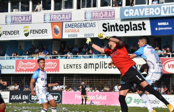 Ramírez despejó el peligro de su área.