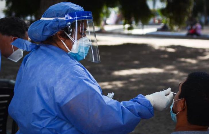Los hisopados se hacen por orden de llegada.