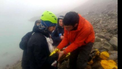 tras 10 horas, rescataron a los turistas que cayeron en la grieta del glaciar