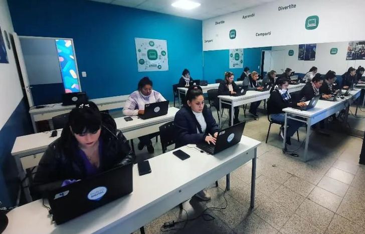 El lugar está equipado con 16 computadoras.
