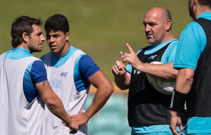 Mario Ledesma da instrucciones durante una práctica.