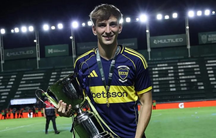 Valentino Simoni, con el trofeo de campeón en cancha de Banfield.