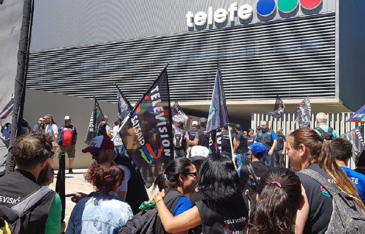 Hubo una manifestación en la puerta del canal.